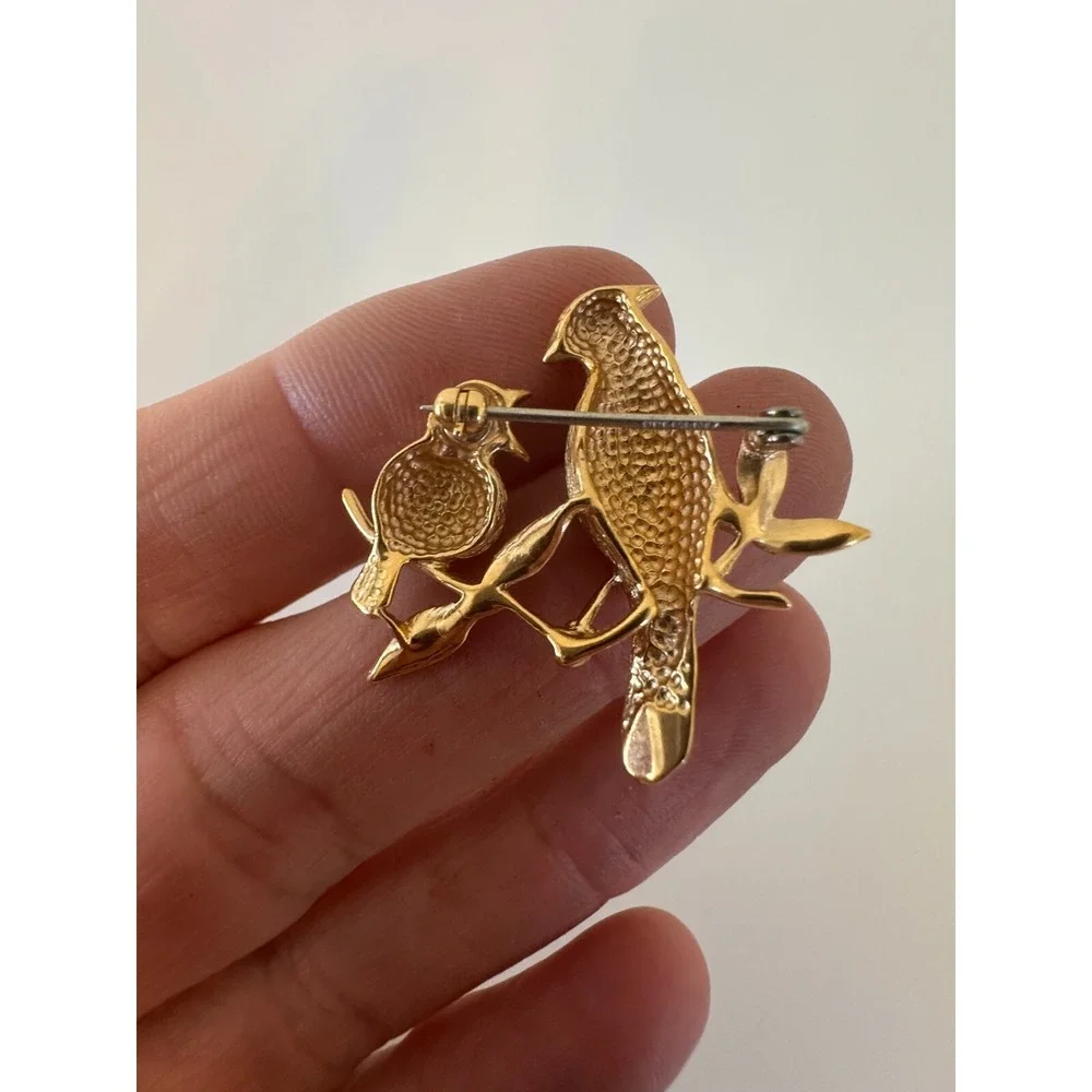 Krementz Brooch Birds Mother‎ Baby Pin Gold tone Beautiful Signed Vintage